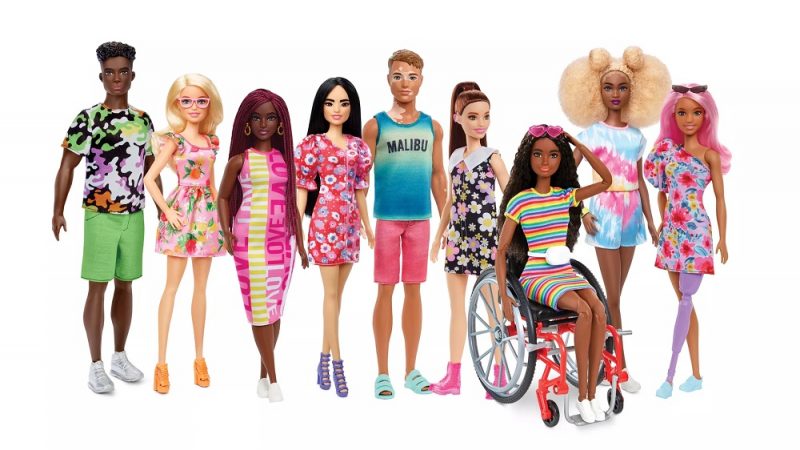 Barbie com aparelho auditivo e bonecos com corpos menos marombados estão em nova coleção para promover a inclusão e a diversidade