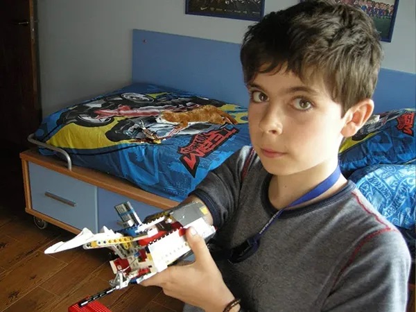 A incrível história do jovem que nasceu sem parte do braço e aprendeu a criar próteses com peças de Lego