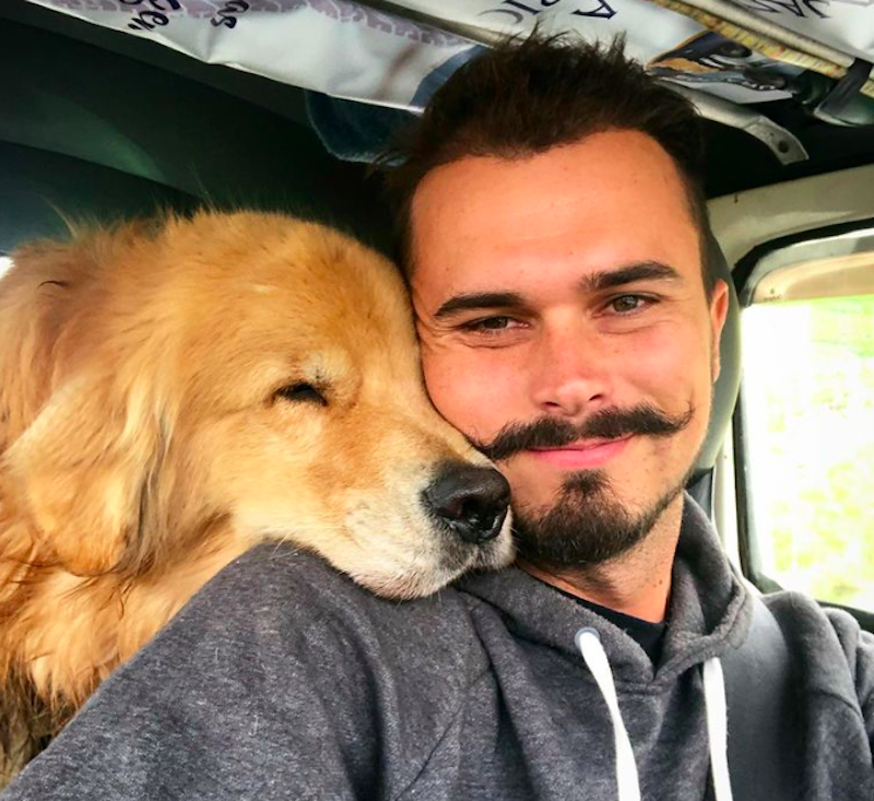 O influencer Jesse Koz e o cachorro Shurastey, que morreram em acidente nos EUA, serão homenageados em Camboriú