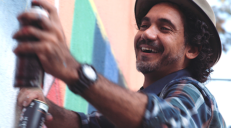 O muralista brasileiro Kobra, um dos maiores nomes da arte de rua no mundo, é retratado em documentário sensível dirigido por Lina Chamie, que estreia em 17/11