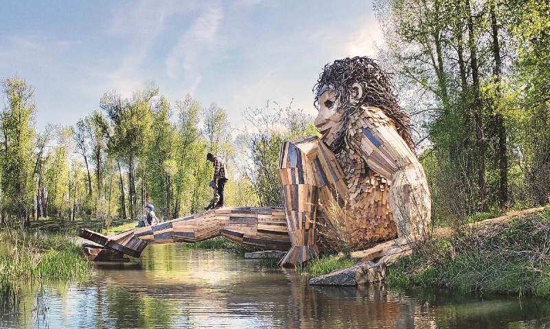 Com madeira reciclada, artista cria gigantescas esculturas de