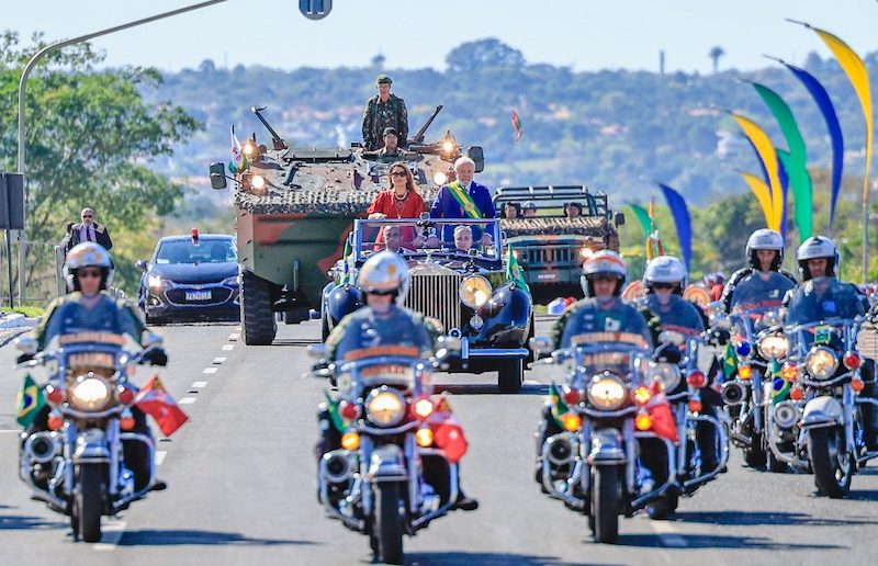 Com coro pela democracia, Lula participa de desfile pela nona vez