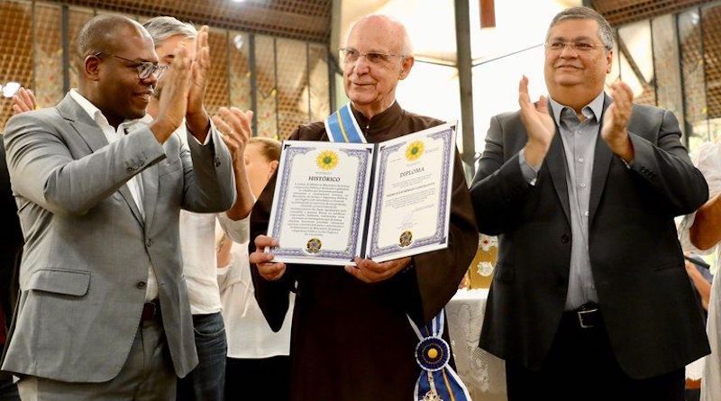 Padre Julio Lancellotti recebe medalha da Ordem do Mérito das mãos de Flávio Dino, ministro da Justiça, durante missa em São Paulo