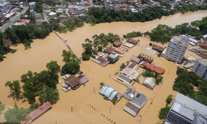 Mais de 70 cidades de Santa Catarina decretam  situação de emergência por causa das chuvas e inundações