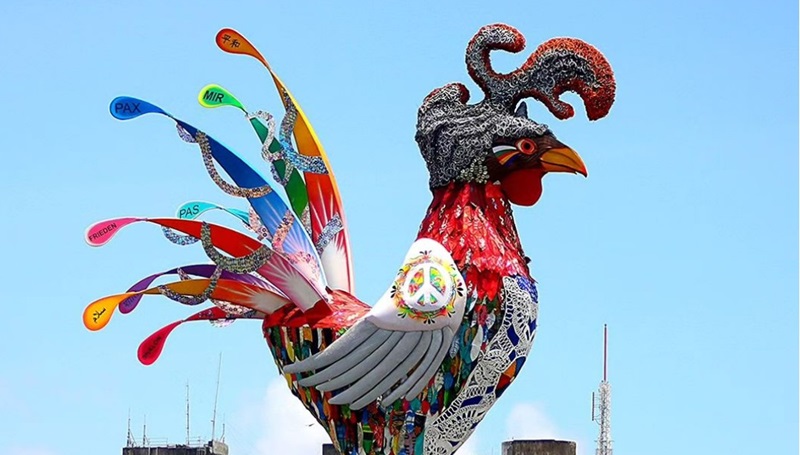 "Galo gigante da Paz", que reverencia povos originários e idosos, já está pronto para o Carnaval no Recife