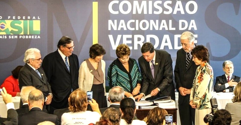 De joelhos, presidente da Comissão de Anistia pede desculpas aos povos indígenas Krenak e Guarani-Kaiowá por violações da ditadura militar