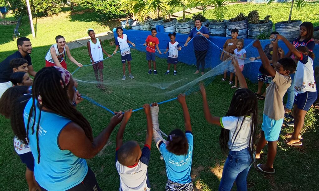 Uma ilha cercada de crianças por todos os lados