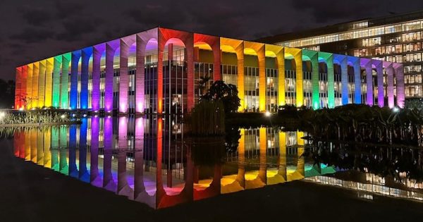 LGBTQIA+-palacio-do-Itamaraty-iluminado-cores-bandeira-LGBTQIA+-foto-1