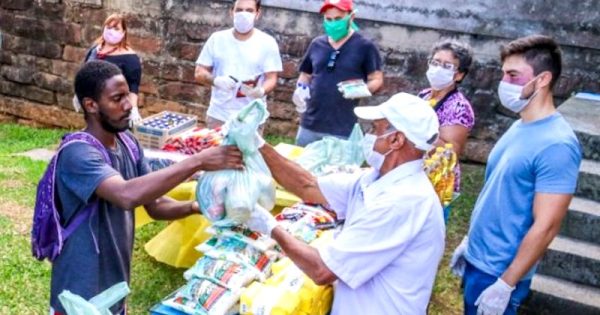 MST-doa-duas-toneladas-de-arroz-organico-para-combate-a-fome-pandemia-coronavirus-foto-leanro-molina