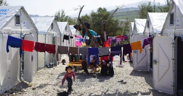 Abrigo para refugiados com painel solar ganha prêmio internacional de design