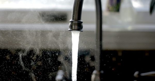 agua-da-torneira-contaminada-em-763-cidade-foto-1-imani-unsplash