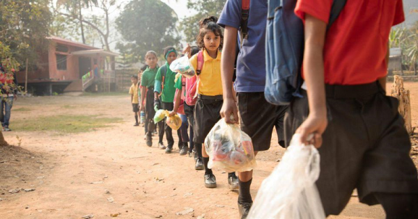 Alunos trocam lixo plástico por mensalidade em escola modelo na Índia