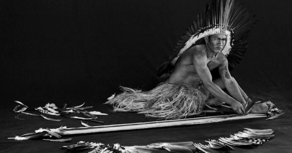 Homem fazendo adornos de penas, fotografado na Terra Indígena Rio Gregório, Acre, 2016