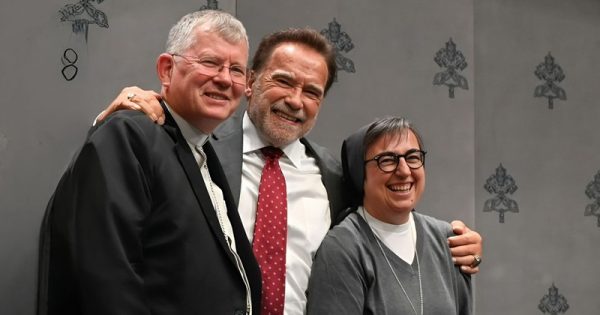 arnold-Schwarzenegger-vaticano-abre-conexao-planeta