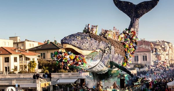 baleia-gigante-envolta-plastico-atracao-desfile-abre-carnaval-conexao-planeta