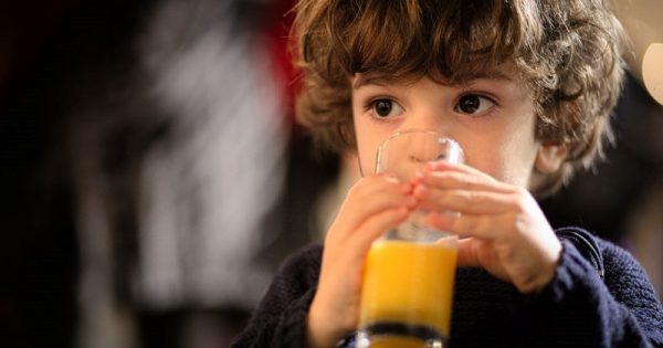 Bebês só devem tomar suco de fruta depois de um ano, diz nova recomendação de pediatras americanos