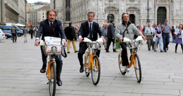 ciclistas usando bicicleta em milão