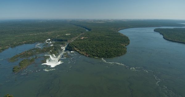 Bolsonaro anuncia apoio à reabertura da estrada que cortará ao meio o Parque Nacional do Iguaçu