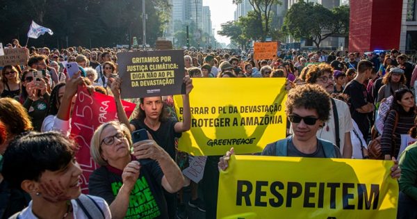 From the North to the South of the country, hundreds of people mobilized on June 1, 2025 to say NO to Bill 2,159/2021 - which radically weakens Brazilian Environmental Licensing and opens the door to deforestation, river pollution and tragedies.

With this Bill, companies could declare themselves exempt from environmental licensing without any technical analysis.

Volunteers from Greenpeace Brazil in São Paulo were also present at the demonstration on Paulista Avenue.
De Norte a Sul do país, centenas de pessoas se mobilizaram no dia 01/06/2025 pra dizer NÃO ao Projeto de Lei 2.159/2021 - que fragiliza radicalmente o Licenciamento Ambiental brasileiro e escancara a porteira para o desmatamento, para a poluição de rios e para tragédias.

Com esse Projeto de Lei, empresas poderiam se autodeclarar isentas de licença ambiental sem nenhuma análise técnica.

Os voluntários do Greenpeace Brasil de São Paulo também estive presente na manifestação na Avenida Paulista.
