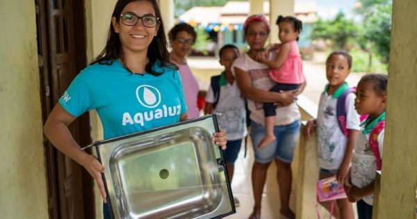 Brasileira é uma das vencedoras do Prêmio Jovens Campeões da Terra da ONU com dispositivo solar que purifica água