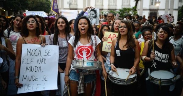 brasileiras-saem-ruas-pedir-fim-violencia-mulheres-4-800