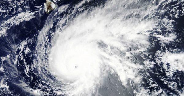 Cercado por três furacões e uma tempestade, Havaí tem chuva recorde