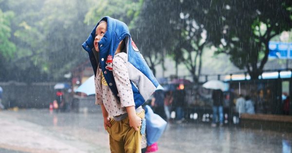 criança brincando na chuva