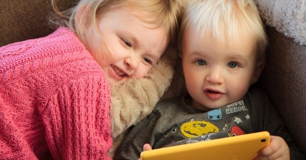 crianças menores de 2 anos não devem ser expostas a eletrônicos