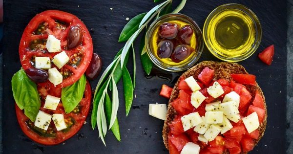 Dieta mediterrânea reduz risco de depressão, enquanto consumo de junk food aumenta incidência da doença