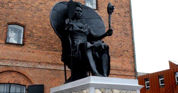 dinamarca-ganha-escultura2-I-Am-Queen-Mary-sculpture.-photo-credit-Nick-Furbo