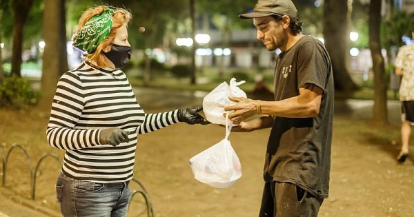 em-acao-iniciativa-distribui-refeicoes-moradores-rua-conexao-planeta