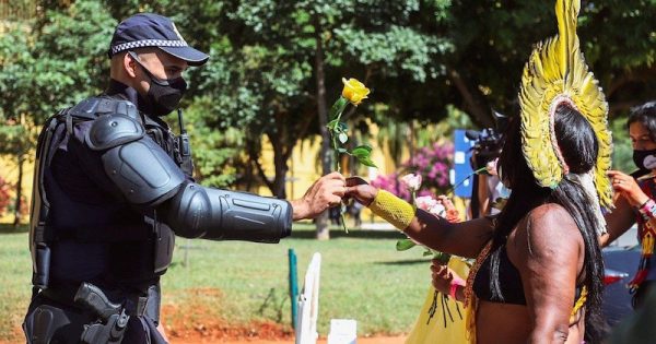 em-ato-pacifico-mulheres-indigenas-entregam-flores-para-policiais-foto-reproducaovideo0