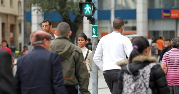 Em São Paulo, 97,8% dos idosos não conseguem atravessar a rua no tempo dos semáforos