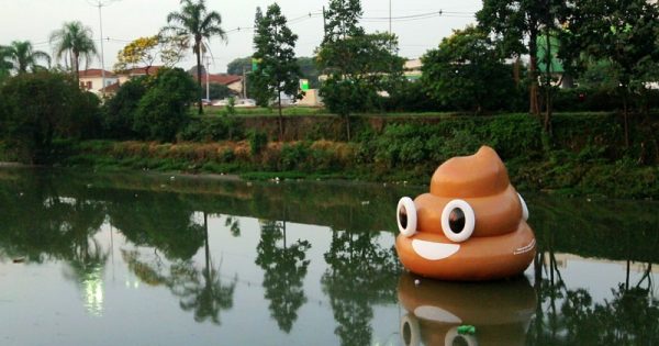 Emoji gigante de cocô boia no Rio Pinheiros em protesto contra o descaso