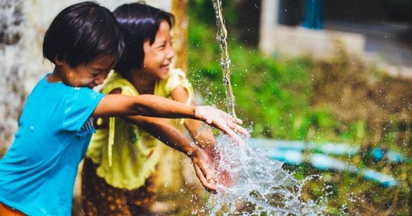 crianças brincando: esperança por um mundo melhor
