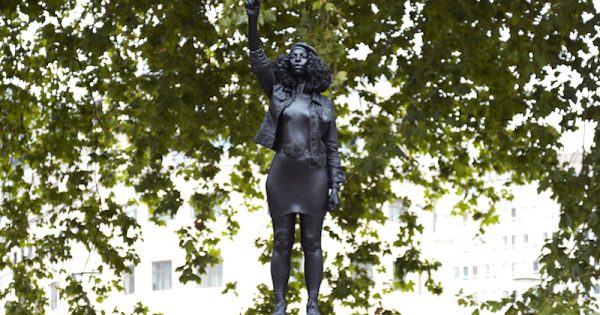 estatua-manifestante-negra-pedestal-escravocrata-erguida-removida-foto-marc-quinn-stdudio-01-abre