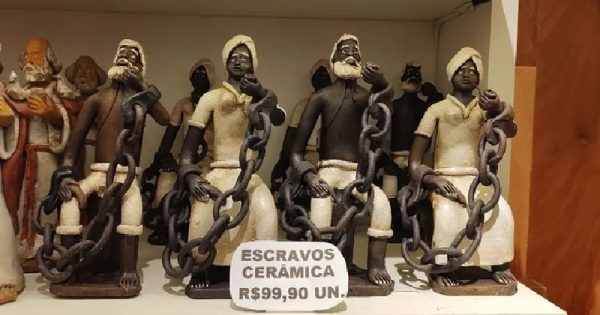 estatuas-negros-escravos-correntes-conexao-planeta