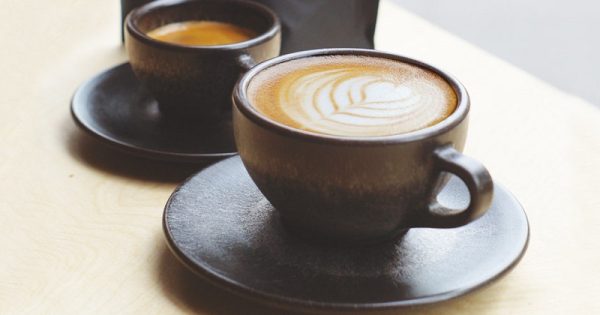 Borra de café é usada na produção de xícaras e copos reutilizáveis de... café!