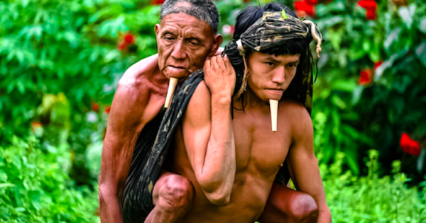 imagem-de-jovem-indigena-carregando-seu-pai-para-vacinar-contra-covid-19-revela-um-outro-brasil-possivel-foto-erik-jennings-simoes2