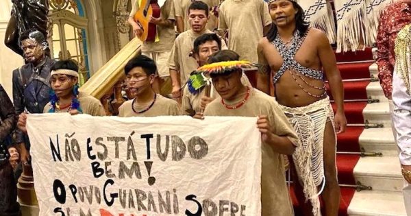 indigenas-guarani-mbya-promovem-ato-pela-demarcacao-de-suas-terras-apos-estreia-da-opera-o-guarani-foto-richard-wera-mirim-b