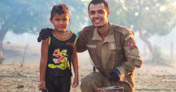 menino-de-cinco-anos-ajuda-bombeiros-a-apagar-fogo-no-pantanal-foto-corpo-de-bombeiros-divulgacao1b