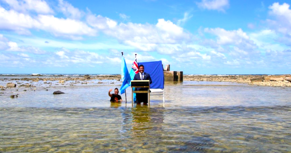 ministro-de-tuvalu-faz-discurso-dentro-do-mar-para-alertar-lideres-da-COp26-foto-divulgacao1b