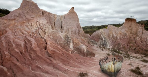 mube-exposicao-meio-ambiente-artista-pedro-motta-naufrago-calado