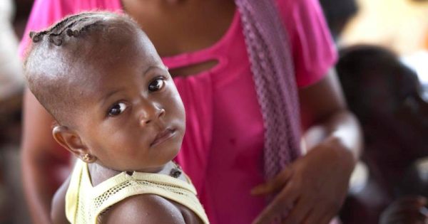 criança africana no colo da mãe que pode ser beneficiada com estudos do nobel de medicina