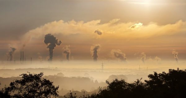 imagem de indústrias emitindo dióxido de carbono