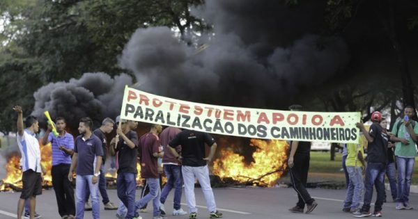 o-novo-mundo-das-manifestacoes-sociais-distribuidas-caminhoneiros-foto-agencia-brasil