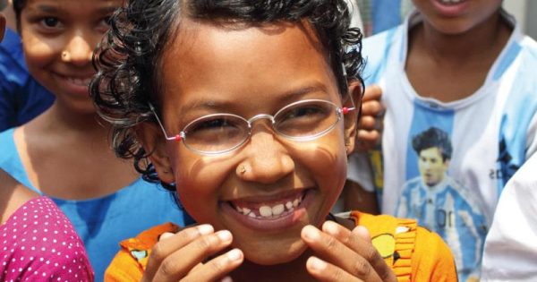 criança atendida pelo projeto One Dollar Glasses