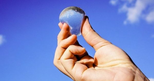 ooho-bolha-de-alga-elimina-garrafa-plastica-conexao-planeta