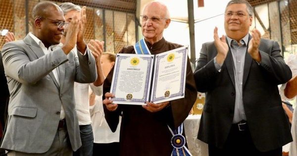 padre-julio-lancellotti-recebe-medalha-ordem-do-merito-de-flavio-dino-foto-mjsp-divulgacao