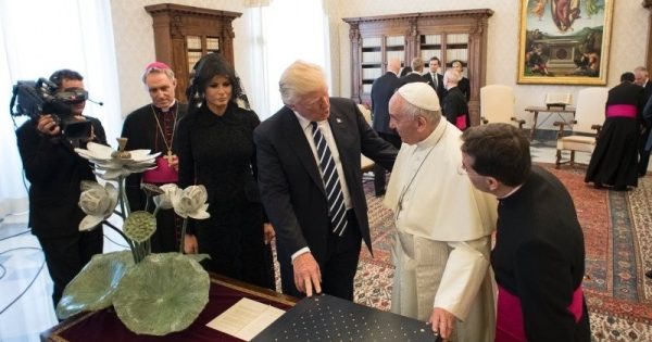 Papa Francisco presenteia Donald Trump com Encíclica sobre Meio Ambiente